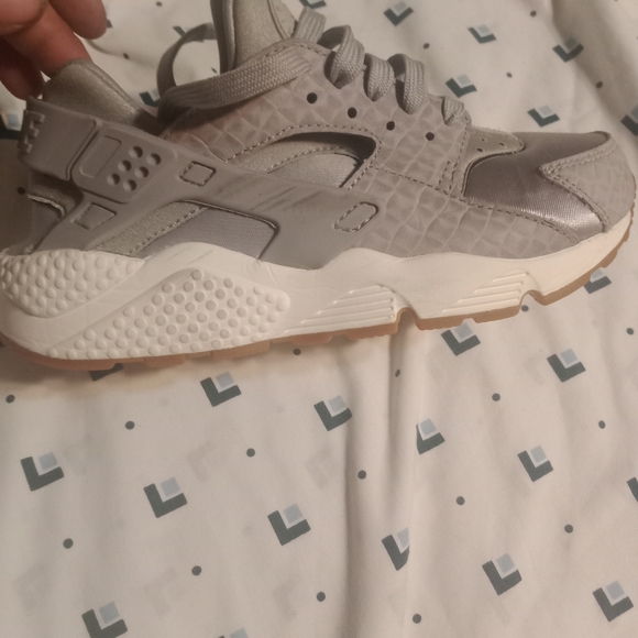 Women's Nike Air Huarache Run Premium 'Wolf Grey' Size 7.5 - Picture 5 of 8
